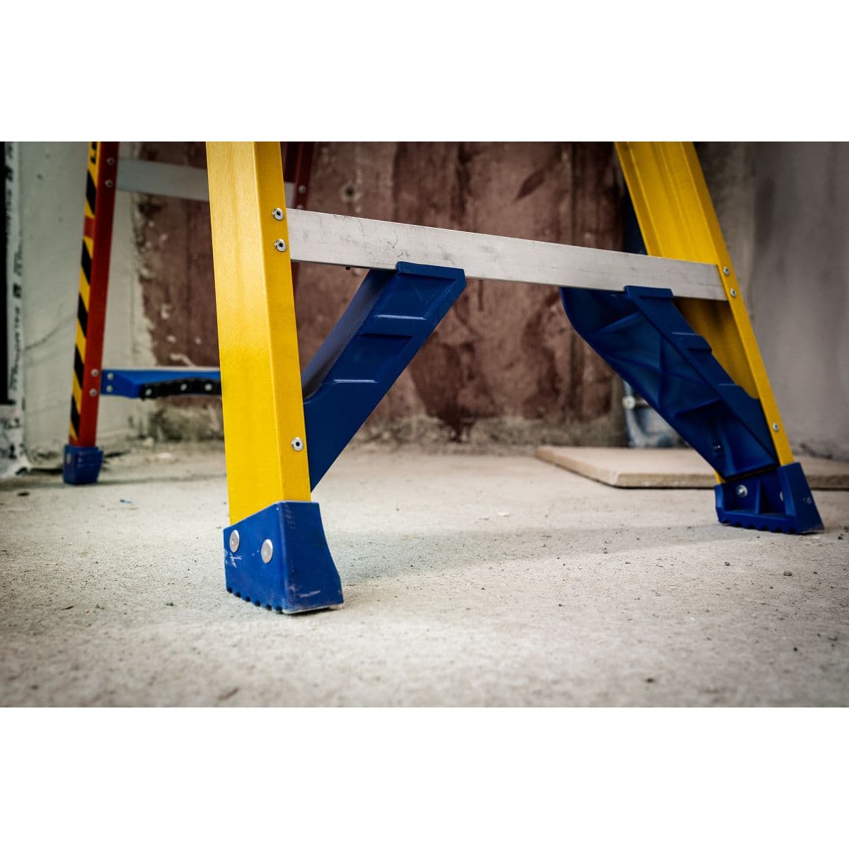 Универсальная стеклопластиковая стремянка Zarges Leansafe X3 ступени 2х5 48926