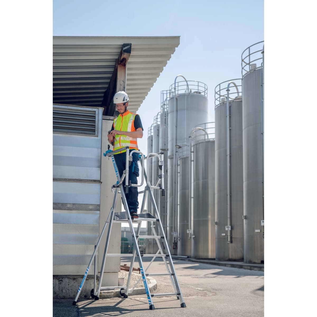 Стремянка с большой площадкой Zarges ZAP Safemaster Max S 4 ступени 41441