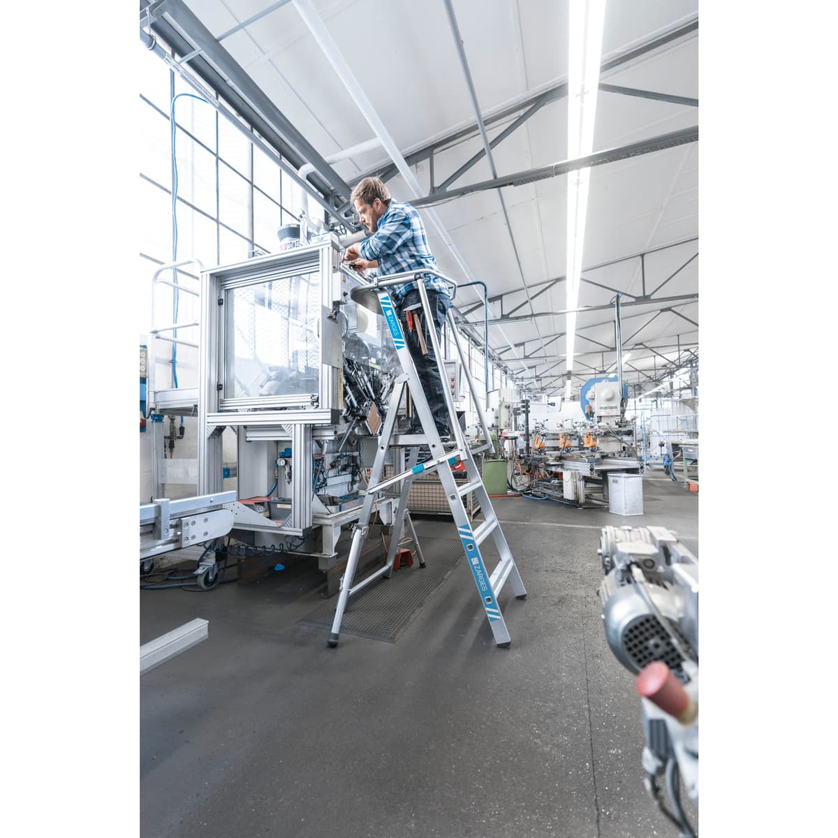 Стремянка с большой площадкой Zarges ZAP Safemaster S 7 ступеней 41677