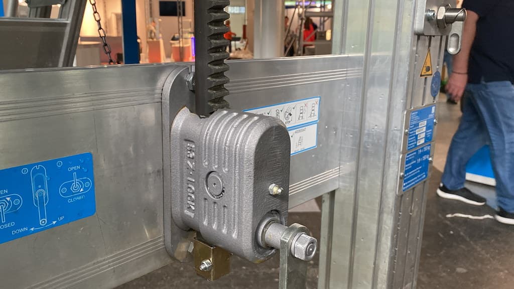 Мобильная лестница Zarges с платформой регулируемая по высоте 800/900-1300 мм 40060049