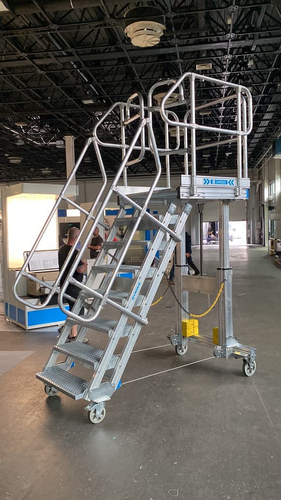 Мобильная лестница Zarges с платформой регулируемая по высоте 800/900-1300 мм 40060049