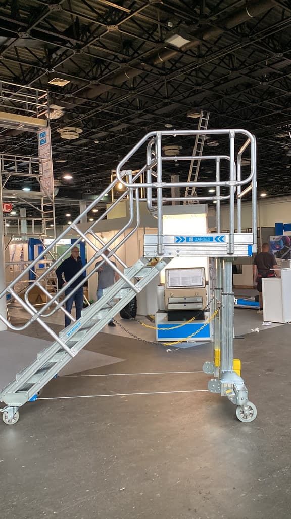 Мобильная лестница Zarges с платформой регулируемая по высоте 800/900-1300 мм 40060049