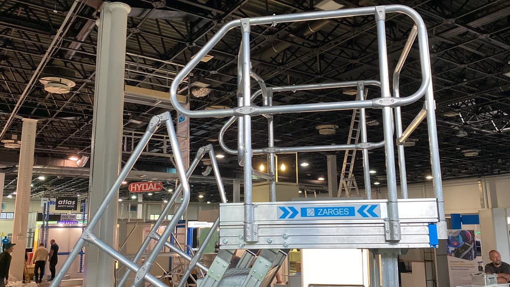 Мобильная лестница Zarges с платформой регулируемая по высоте 800/900-1300 мм 40060049