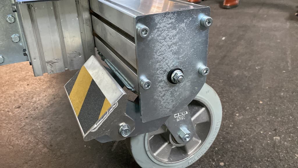 Мобильная лестница Zarges с платформой регулируемая по высоте 800/900-1300 мм 40060049