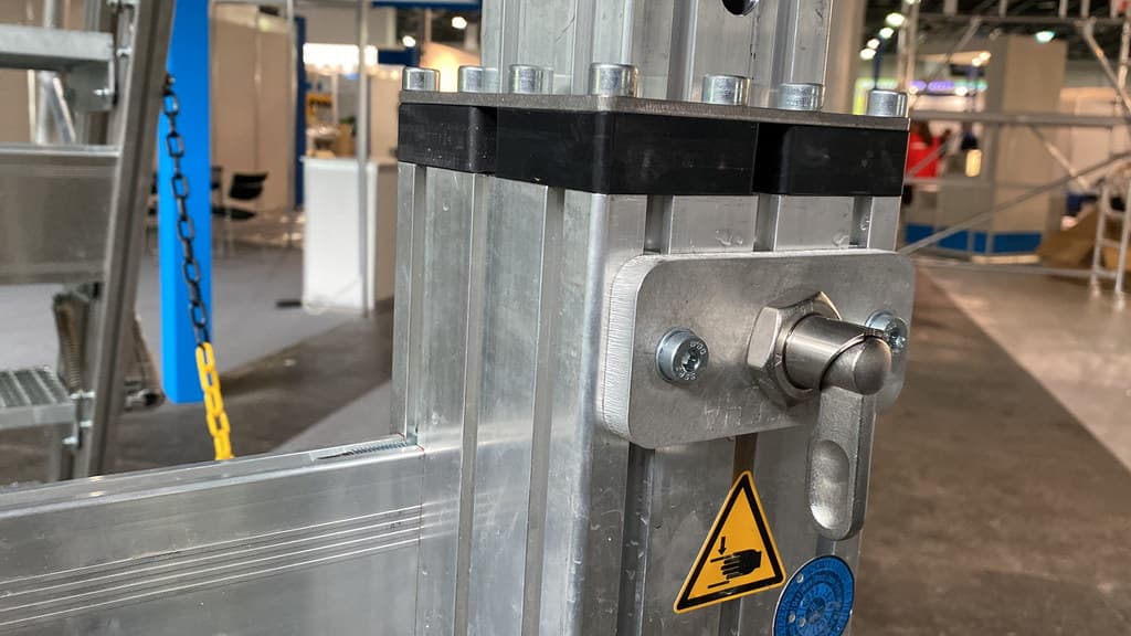 Мобильная лестница Zarges с платформой регулируемая по высоте 800/900-1300 мм 40060049