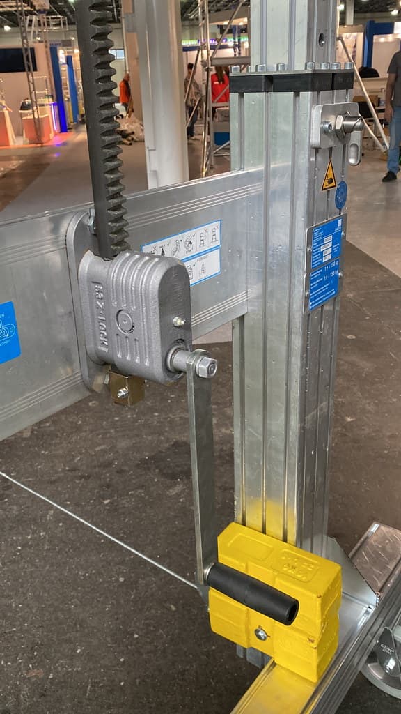 Мобильная лестница Zarges с платформой регулируемая по высоте 800/900-1300 мм 40060049